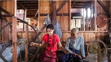 Myanmar's Most Expensive Lotus Root Silk Textile, Using Lotus Root Stem To Ma...